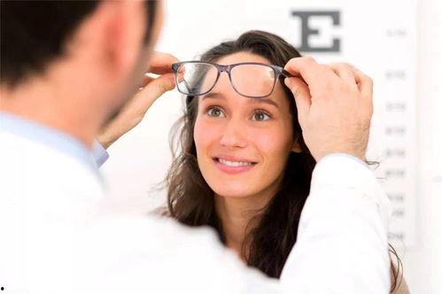 配镜师视频,从视频看专业配镜技巧与流程